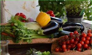Салат из баклажанов и помидоров с маринованным луком и зеленью