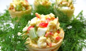Тарталетки с крабовыми палочками и яйцом – простая и любимая закуска со вкусом праздника Салат крабовый оригинальный